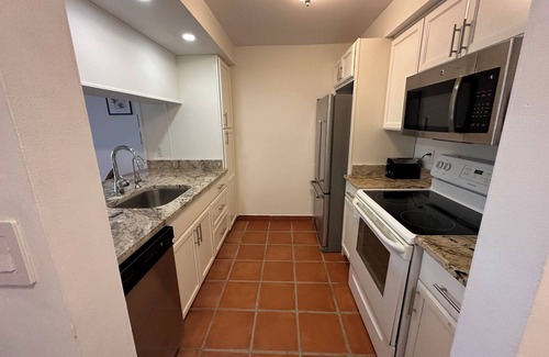 Williams Town Eigentumswohnung | Palm Tree Cove - Stunning Partial Ocean Views; Beachfront Location!