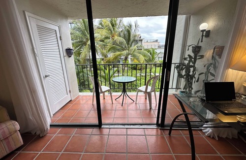 Williams Town Eigentumswohnung | Palm Tree Cove - Stunning Partial Ocean Views; Beachfront Location!