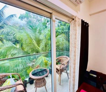 Khattalwada Wohnung | Palm View 1BHK with Pool & Café - Sazo Stays
