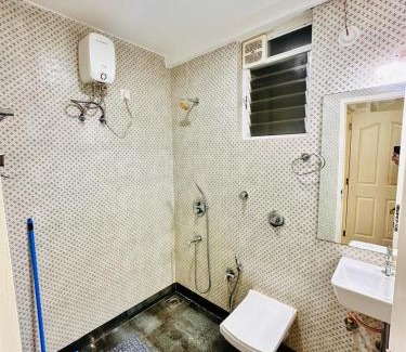 Khattalwada Wohnung | Palm View 1BHK with Pool & Café - Sazo Stays