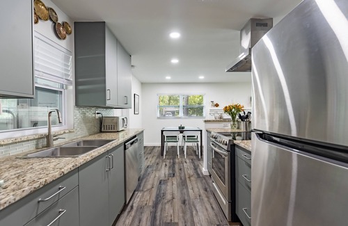 Gainesville Haus | Palm View ~ Newly renovated quiet home close to UF!