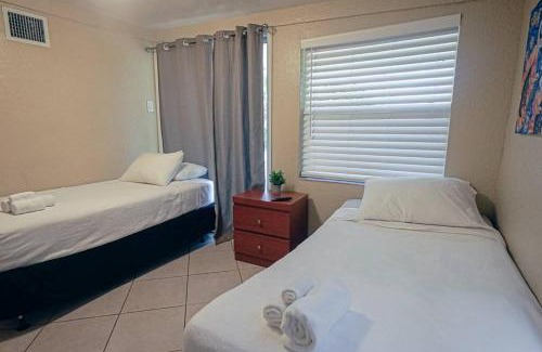 Southwest Wohnung | Palm Wave Stays - Central and Cozy Apt