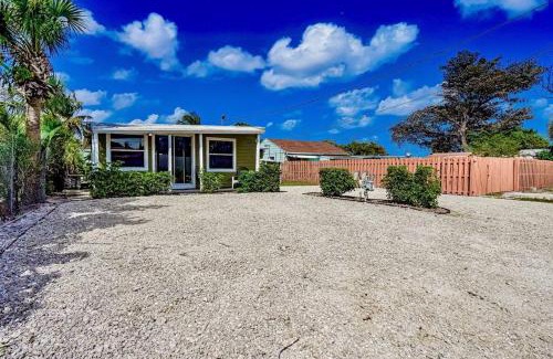 Southwest Wohnung | Palm Wave Stays - Central and Cozy Apt