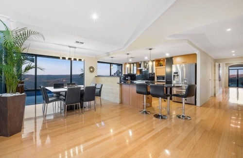 Perth Haus | Panoramic views, secluded nature retreat in the Perth Hills