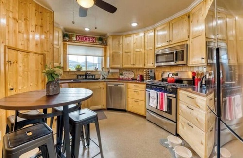 Corvallis Haus | Panoramic Views & Dog Heaven at The Silo!