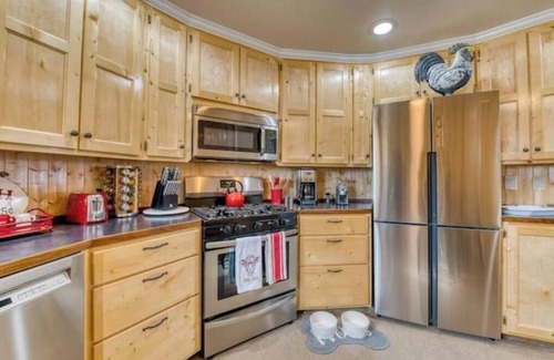 Corvallis Haus | Panoramic Views & Dog Heaven at The Silo!
