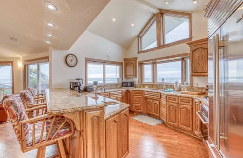 Waldport Haus | Luxuriöses Haus am Meer mit Zugang zum Strand, Whirlpool, Terrassen, zwei Kingsize-Suiten, tierfreundlich!