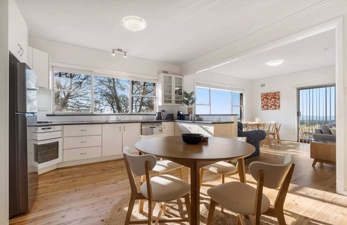 Canobolas Haus | Panoramic Views on Pinnacle - 3 Bedroom Farm Stay
