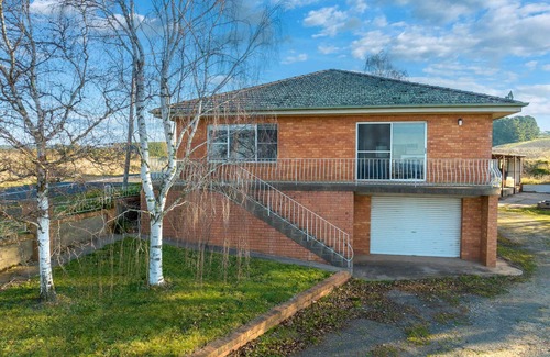 Canobolas Haus | Panoramic Views on Pinnacle - 3 Bedroom Farm Stay