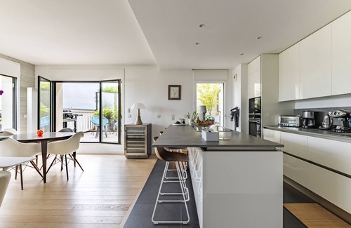 Levallois-Perret Wohnung | Panoramic Wonder, by Veeve