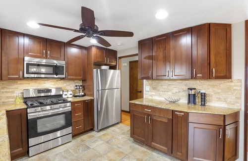 Wasco Haus | Paradise 4BR’s w/ Pool & Games