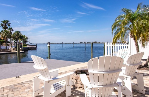 Spring Hill Haus | LUXUXHAUS, 4-Bett, 5 Badezimmer, Pool, am Golf, Aufzug, DOCK, "The Oasis"