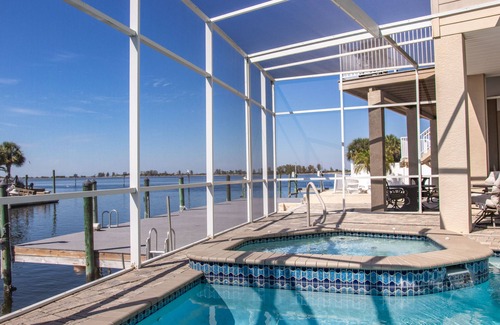 Spring Hill Haus | LUXUXHAUS, 4-Bett, 5 Badezimmer, Pool, am Golf, Aufzug, DOCK, "The Oasis"