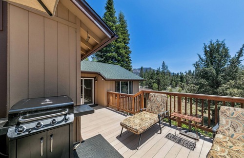 Tahoe Paradise Haus | Paradise in the Pines: Hot Tub, BBQ, Pet Friendly