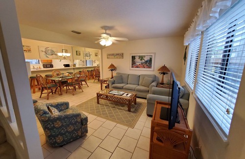 Sugar Beach Haus | Paradies am Strand mit kristallklarem Wasser & Golf-Front-Komplex - 2 BR Suiten