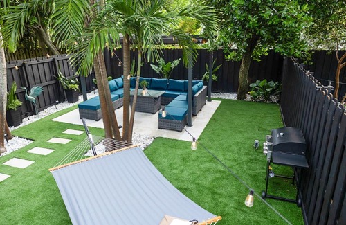 Poinsettia Heights Haus | Paradise Palms Villa #1