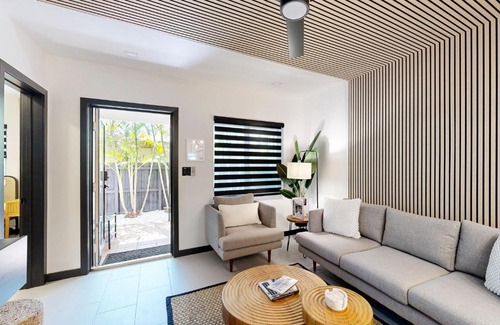 Poinsettia Heights Haus | Paradise Palms Villa #1