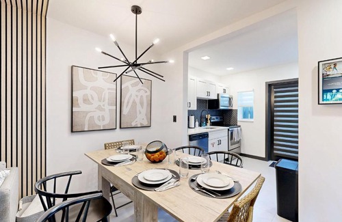 Poinsettia Heights Haus | Paradise Palms Villa #1