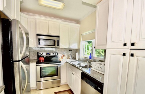 Governor's Harbour Haus | Paradise Pointe by Eleuthera Vacation Rentals