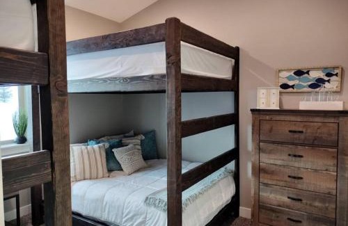 Fish Haven Haus | Paradise View Lodge - Amazing Lake Views, Playroom, Pool, HotTub!