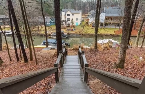 Waleska Haus | “Paradyess Cove” a welcoming lakefront home and golf community