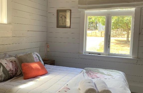 Waipukurau Haus | Paratu Farm Cottage in a quiet rural setting.