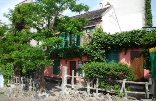 Montmartre Wohnung | Paris 18 Montmartre: Charming style in Montmartre with public garden view