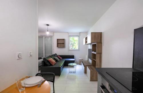 Bezons Wohnung | Parisian Chic & Spacious Studio with Parking