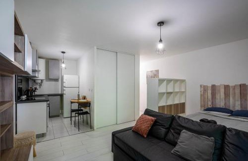 Bezons Wohnung | Parisian Chic & Spacious Studio with Parking