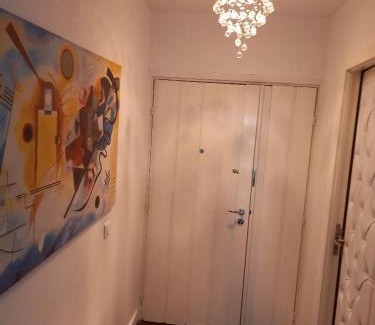 Neuilly-sur-Seine Haus | Parisian Sparkle Retreat, 150m from American Hospital