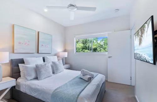 Auchenflower Villa | Park Avenue Luxe Chic Townhouse Sleeps 9, Carpark