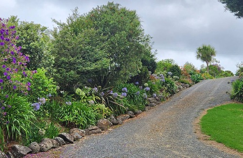 Bay of Islands Hütte | Park-like grounds, stunning sea views & private trail to the water's edge.