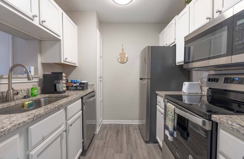 Ellendale Wohnung | Parkside Retreat King Suite w/Pool & Gym