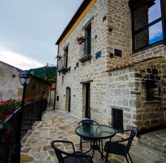 Castelmezzano Haus | PASCHIERE by Keyhole Selection