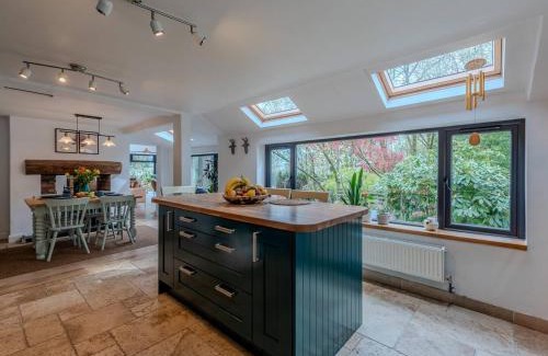 Sugnall Haus | Pass the Keys Acorn Lodge · Luxury Retreat In a Stunning Oasis With Hot Tub