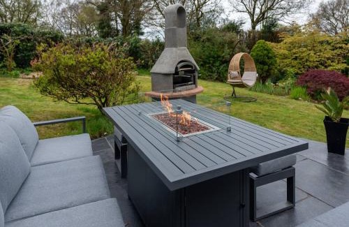 Sugnall Haus | Pass the Keys Acorn Lodge · Luxury Retreat In a Stunning Oasis With Hot Tub