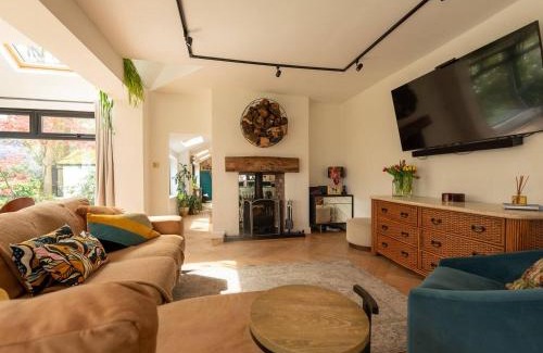 Sugnall Haus | Pass the Keys Acorn Lodge · Luxury Retreat In a Stunning Oasis With Hot Tub
