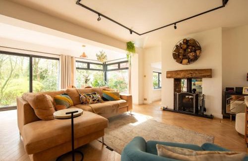 Sugnall Haus | Pass the Keys Acorn Lodge · Luxury Retreat In a Stunning Oasis With Hot Tub