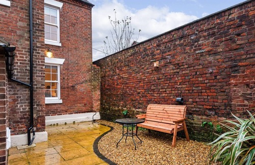 Market Drayton Haus | Pass the Keys | Charming Victorian Hidden Gem