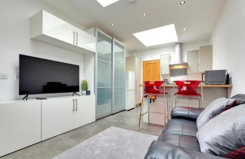 Mill Road Haus | Pass the Keys Central Modern Cabin on Mill Road