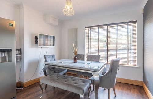 Basildon Haus | Pass the Keys | Comfortable home | Langdon Hills