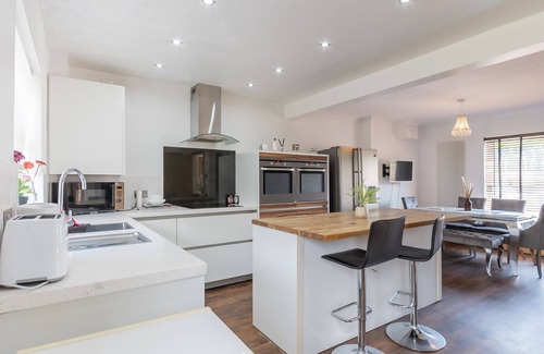 Basildon Haus | Pass the Keys | Comfortable home | Langdon Hills