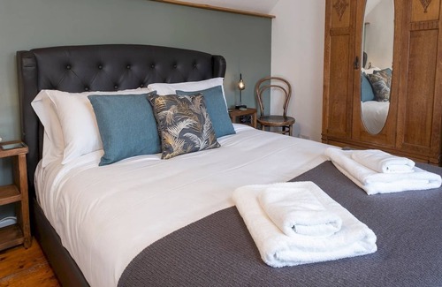 Nailsworth Haus | Pass the Keys | Cosy Cotswold cottage with stunning views