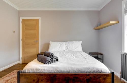 Cheadle Haus | Pass the Keys Modern Comfortable Home with parking