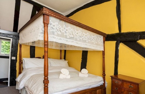 Wokingham Haus | Pass the Keys | Quaint 16th Century Cottage near Wokingham Centre