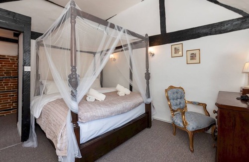 Wokingham Haus | Pass the Keys | Quaint 16th Century Cottage near Wokingham Centre