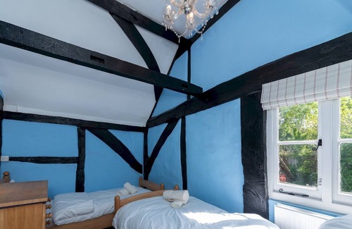 Wokingham Haus | Pass the Keys | Quaint 16th Century Cottage near Wokingham Centre