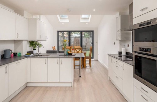 High Wycombe Wohnmobilvermietung | Pass the Keys | Wycombe and Handy Cross Townhouse