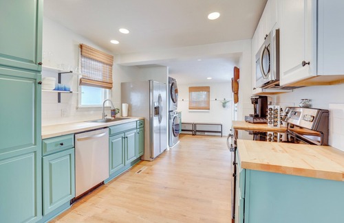 Meyers Lake Hütte | Patio & Lake Views: Family-Friendly Canton Retreat