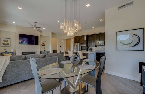 Troon North Eigentumswohnung | Patios & Mountain Views at Modern Scottsdale Condo